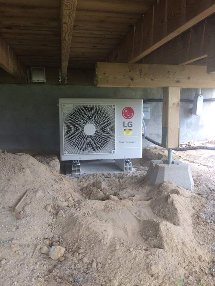 Unité extérieure d'une climatisation sous le balcon Saint-André-Avellin
